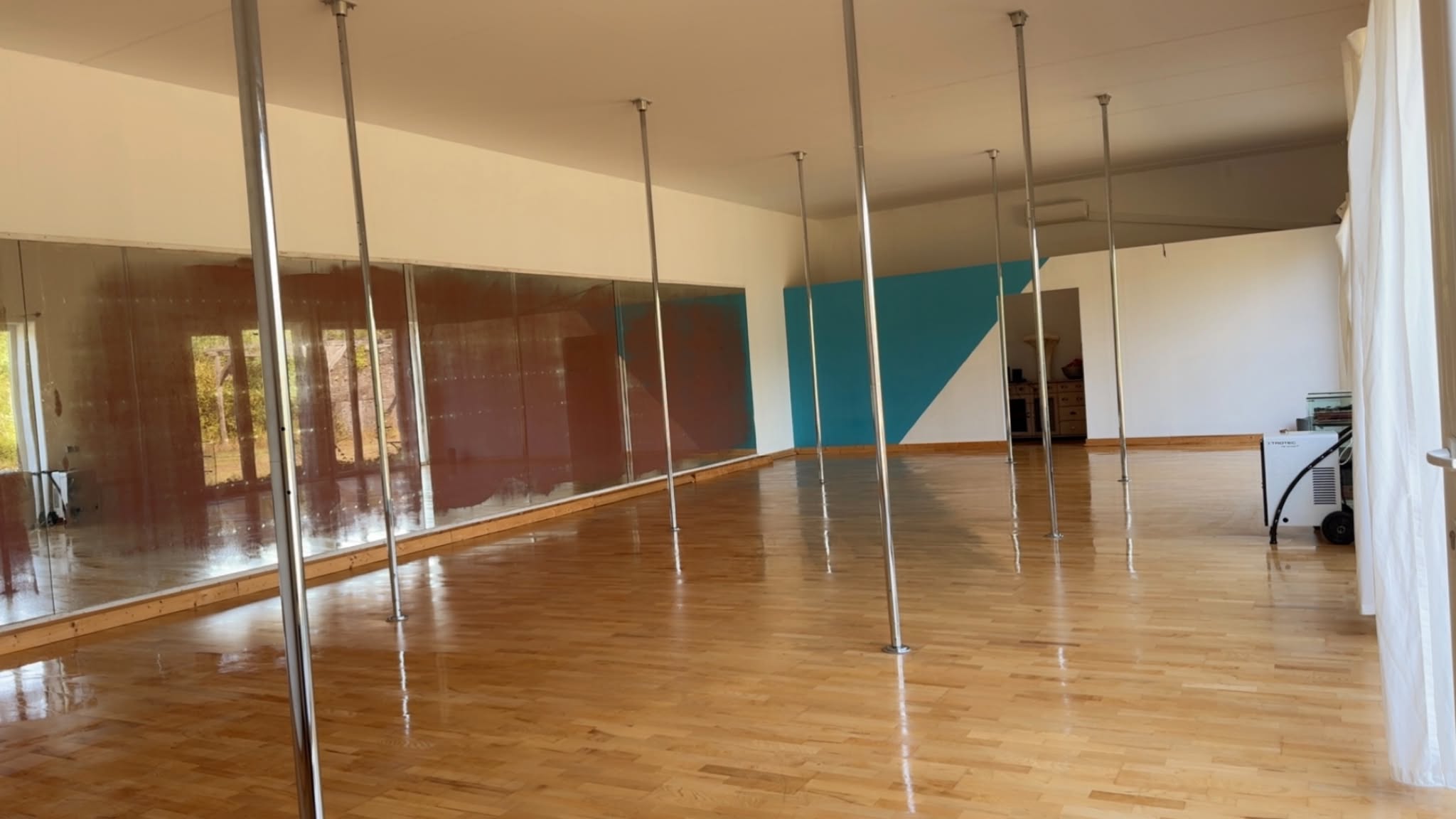 Tükrös terem pole rudakkal az OAZE-ban